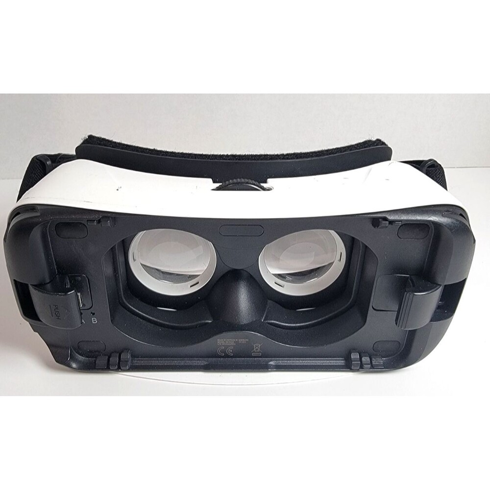 Samsung Gear VR SM-R322 Headset Powered  Oculus White For Parts Repair Untested